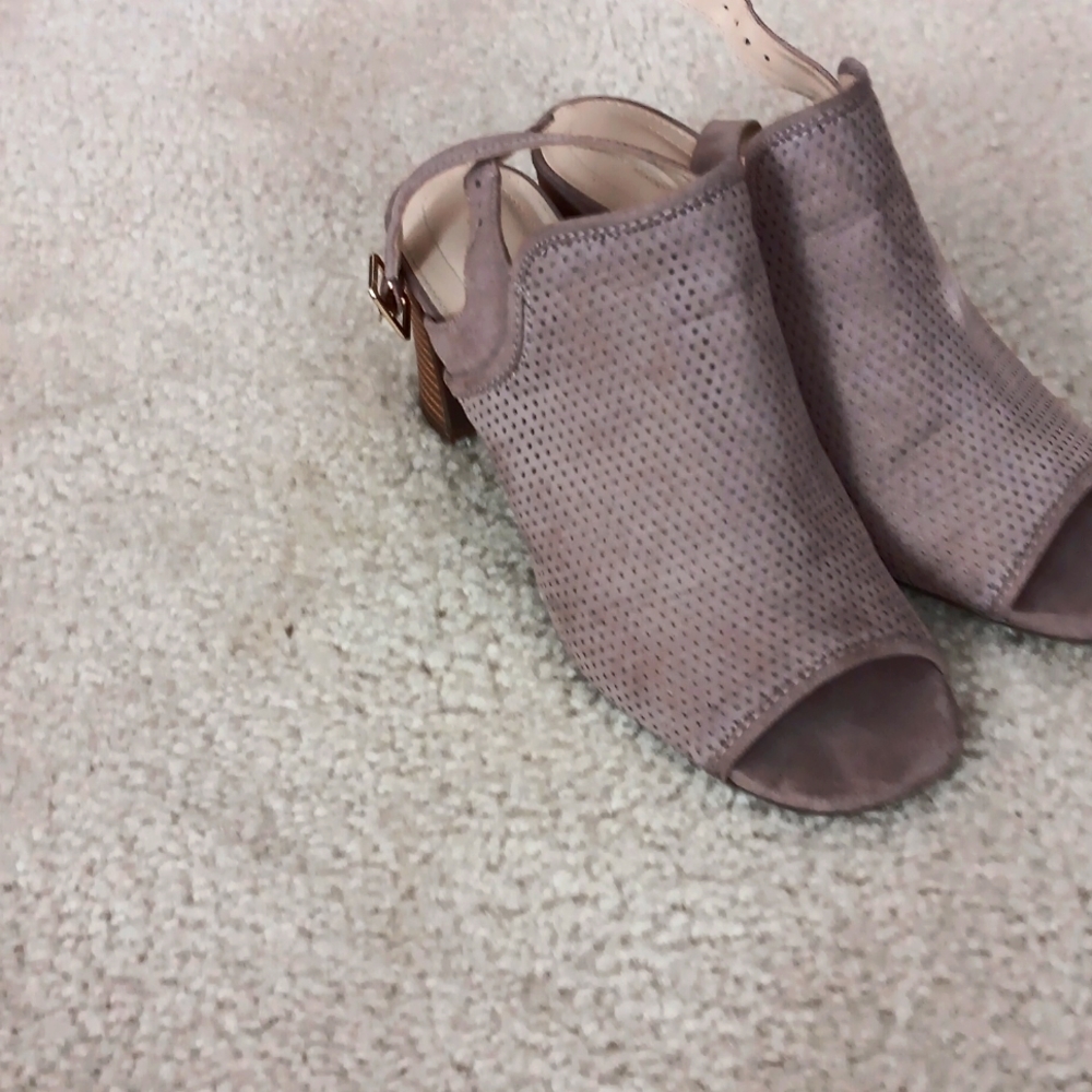 Slightly worn sandals beige sz 8